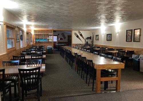 利德Trailshead Lodge - Cabin 4的配有一排桌椅的房间