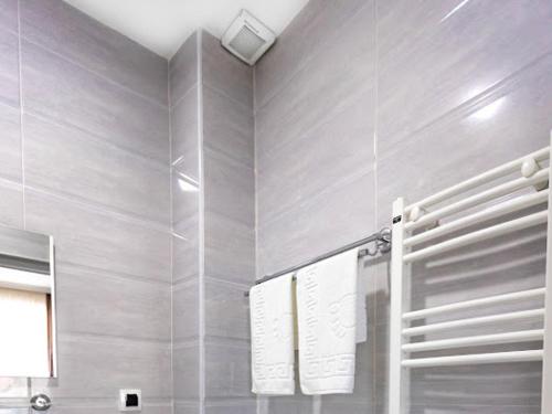 博尔若米Hotel Caucasus Borjomi的一间带毛巾架和毛巾的浴室