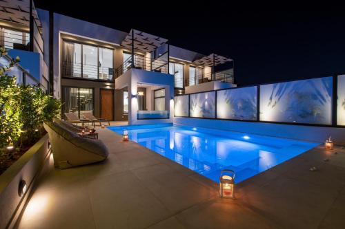 阿基阿婆斯托里Cretan Queen Residences的一座晚上设有游泳池的房子