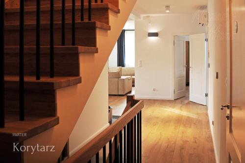 鲁恰内尼达Mazury Haus的走廊设有楼梯和客厅