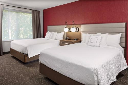 塔斯卡卢萨Residence Inn by Marriott Tuscaloosa的酒店客房设有两张床和窗户。