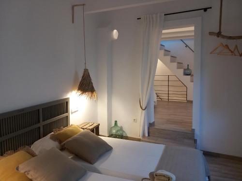 锡内乌Townhouse Sa Casa的一间卧室配有带白色床单和枕头的床。