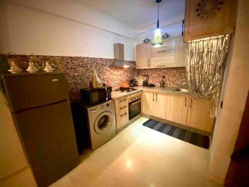 马拉喀什Splendido appartamento a Gueliz的厨房配有冰箱和洗衣机。