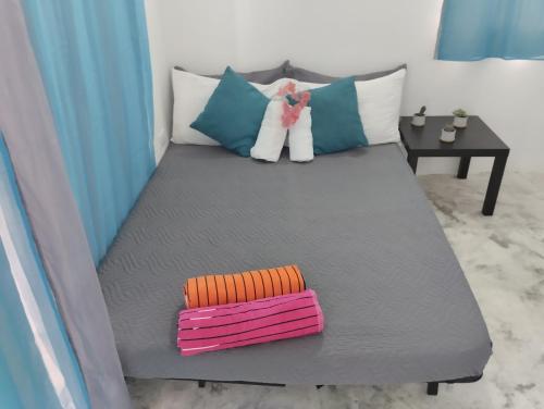 拉斯特拉纳斯Casa merengue的床上配有两个枕头,上面有泰迪熊