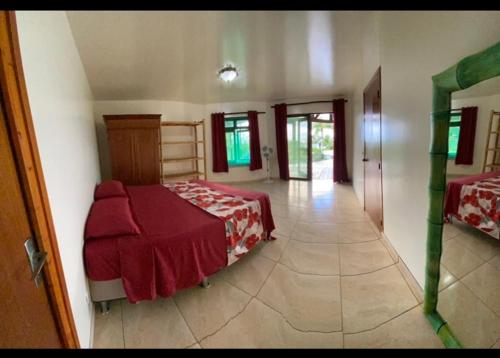 OpoaCHEZ TAUA maison isolée pas de wifi ni bus的一间卧室配有一张床和红色毯子