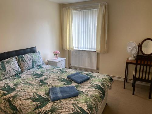 利物浦Home with a view的一间卧室配有一张带两个蓝色枕头的床