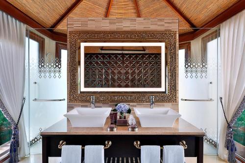 拉斯阿尔卡麦拉斯阿尔卡麦海滩悦榕庄酒店的浴室设有2个水槽和镜子