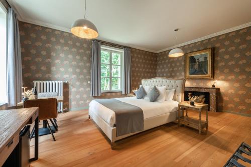 HeikruisB&B T'Rest - Park ter Rijst的一间卧室设有一张大床和一个壁炉