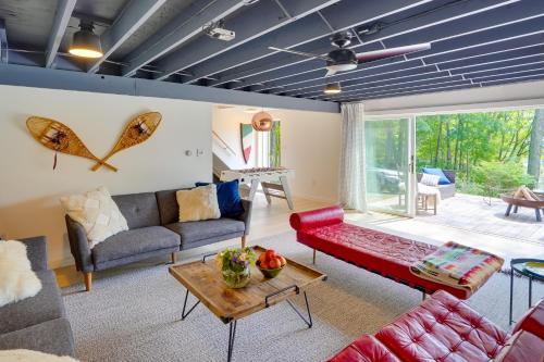 BoicevilleModern Mountainside Home with Trail Access On-Site的客厅配有沙发和桌子