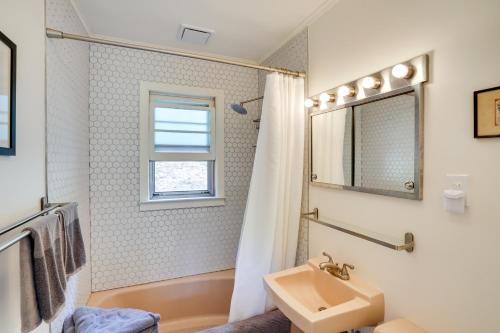 BoicevilleModern Mountainside Home with Trail Access On-Site的白色的浴室设有水槽和镜子