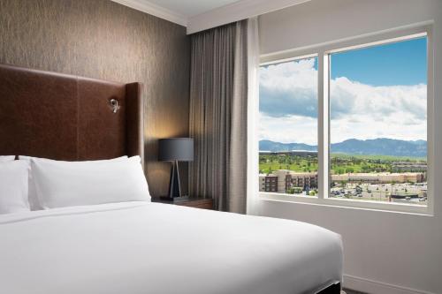 布鲁姆菲尔德博尔德弗兰特隆万丽酒店的一间卧室设有一张床和一个大窗户