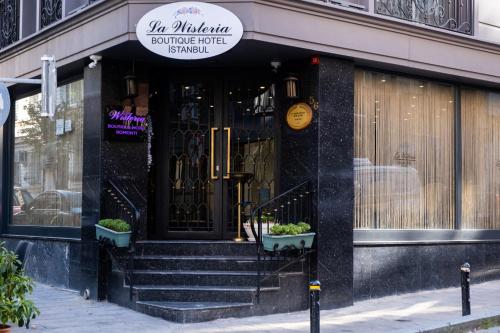 伊斯坦布尔La Wisteria Boutique Hotel Istanbul的大楼前有楼梯的餐厅