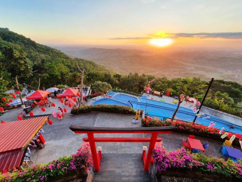 日惹Little Tokyo的享有度假村游泳池的顶部景致