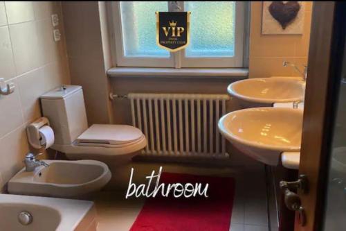 斯塔比奥Charming 2 bedrooms apartment的一间带卫生间和两个盥洗盆的浴室以及窗户。