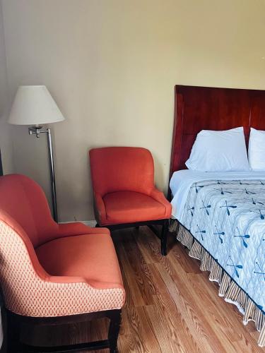 尼亚加拉瀑布Rest and Relax的一间卧室配有一张床、两把椅子和一张床