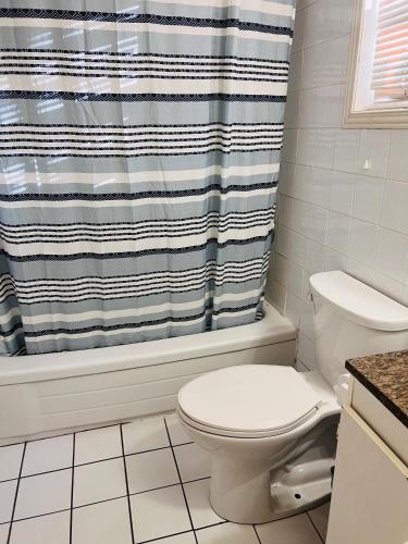 尼亚加拉瀑布Rest and Relax的一间带卫生间和淋浴帘的浴室