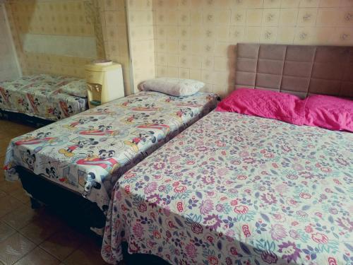 圣路易斯Kitnet Mobiliada的两张睡床彼此相邻,位于一个房间里