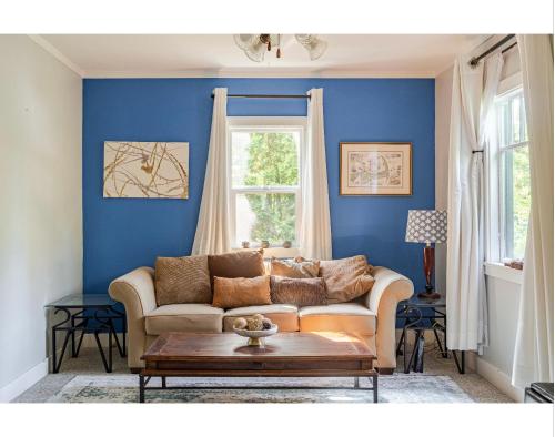 波特兰Room Not Avail的带沙发和蓝色墙壁的客厅