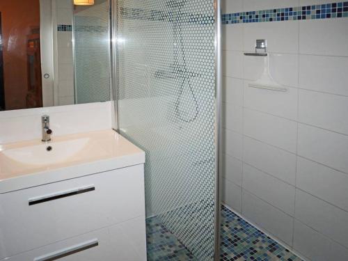 莱索尔Appartement Les Orres, 1 pièce, 4 personnes - FR-1-322-528的一间带玻璃淋浴和水槽的浴室