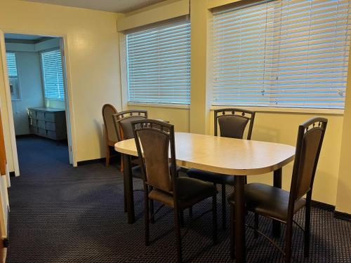 艾伯尼港雷德福德汽车旅馆的一间会议室,配有木桌和椅子