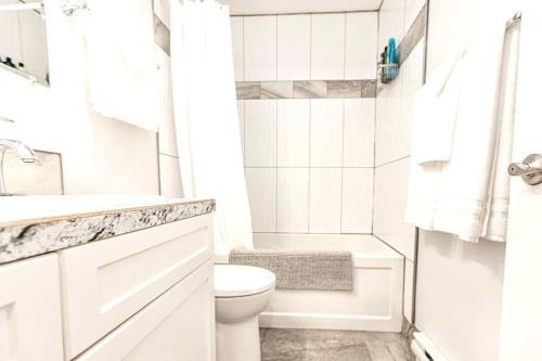维多利亚Esquimalt Lagoon Life的白色的浴室设有卫生间和水槽。