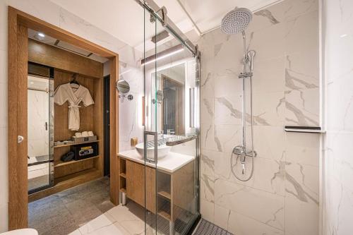 水原市Hotel Ritz的带淋浴和盥洗盆的浴室
