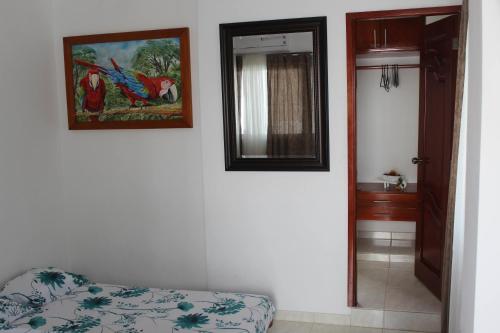 科韦尼亚斯CASAS BLANCAS Coveñas的客厅配有沙发和墙上的照片