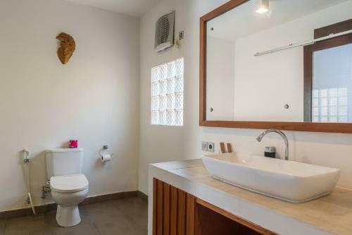 吉利特拉旺安吉利卡哈阳甘别墅度假村的浴室配有白色水槽和卫生间。