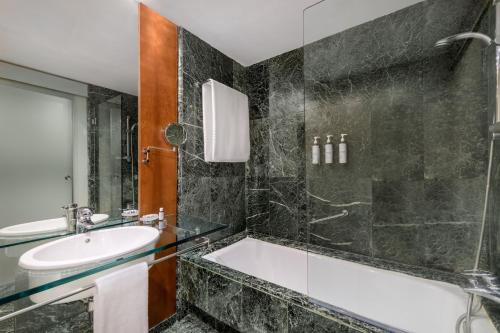 马德里艾塔纳万豪AC酒店的带浴缸和盥洗盆的浴室