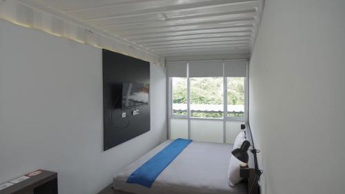 SengkalingMy Dormy Hostel UMM的一间小卧室,配有床和窗户