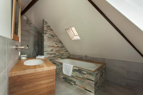 海牙拉波罗瓦住宿加早餐旅馆的一间带水槽和砖墙的浴室
