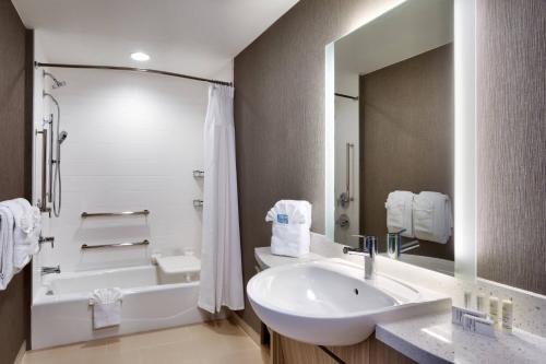 埃尔帕索SpringHill Suites by Marriott El Paso Airport的一间带水槽、浴缸和卫生间的浴室