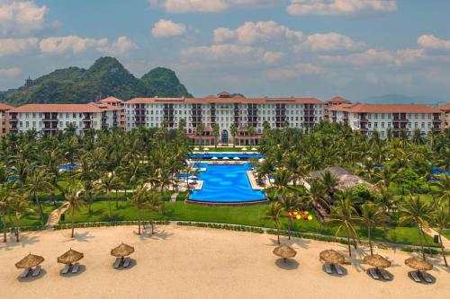岘港Danang Marriott Resort & Spa的享有度假村的空中景致,设有游泳池和棕榈树