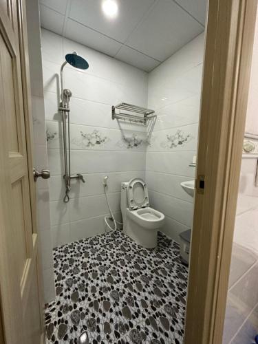 顺安Hotel Trang Huy的一间带卫生间的浴室,铺有黑白地板。
