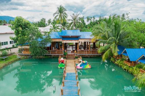 Ban Muang Baengห้างหุ้นส่วนจำกัด บ้านเถ้าแก่的水上码头和船只的度假胜地