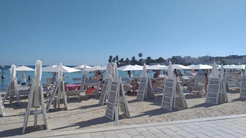 切萨雷奥港Paradise Beach的沙滩上带椅子和遮阳伞的海滩