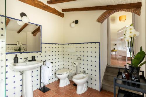 圣皮耶罗阿谢韦Selvuccia Lodge - Ostello Agricolo的一间带水槽和卫生间的浴室