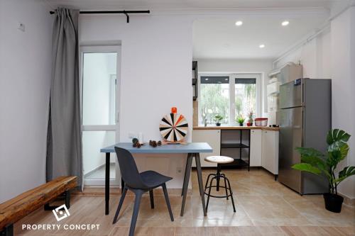 RoşuAvangarde Concept Studio的小厨房配有蓝色的桌子和椅子