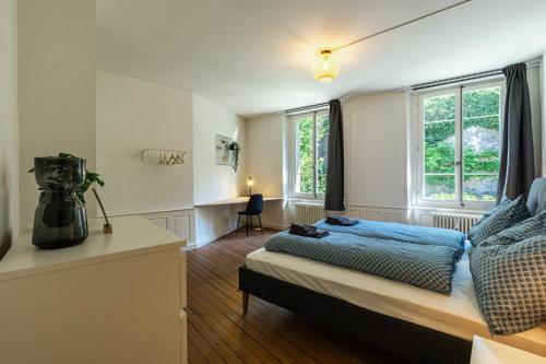 图恩Historische Wohnung im Herzen der Thuner Altstadt的一间卧室设有一张床和一个窗口