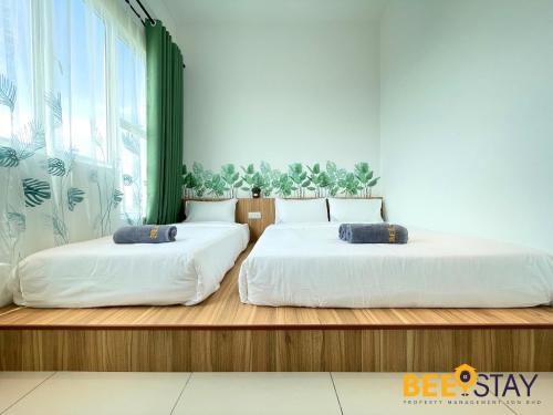马六甲Amber Cove Impression City Melaka City Center 8 min to Jonker Street的两张床位于一个房间窗户旁
