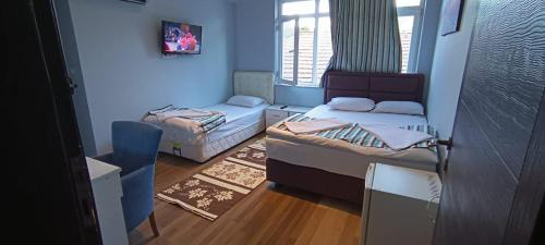安塔利亚antalya Lifehotel的小房间设有两张床和窗户