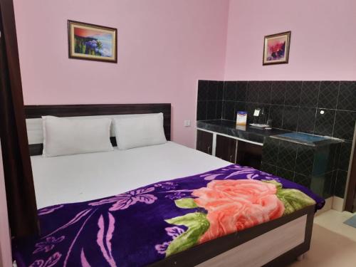 普里Goroomgo Jagannath Inn Puri Near Sea Beach的一间卧室,配有一张带鲜花的床