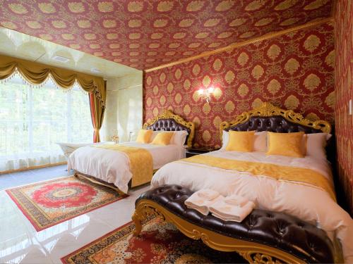 水上町ホテル　ロモサ的红色壁纸客房内的两张床