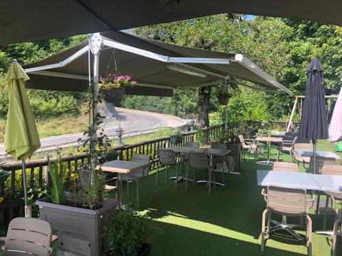 莱代塞尔玛哲丽艾酒吧、酒店及餐厅的一个带桌椅和遮阳伞的庭院