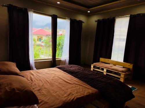 锡卡都Orgventure Resorts Skardu的一间卧室设有一张床和一个大窗户