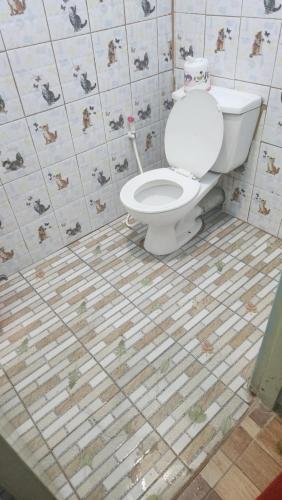 巴吞他尼แฟลตลาดหลุมแก้ว2的铺有瓷砖地板,设有带卫生间的浴室