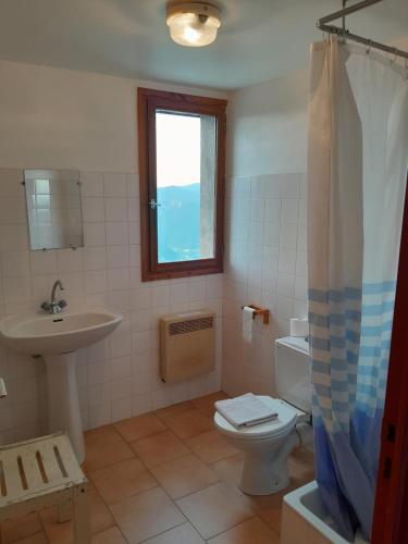 阿诺Refuge de Roncharel的一间带水槽和卫生间的浴室以及窗户。