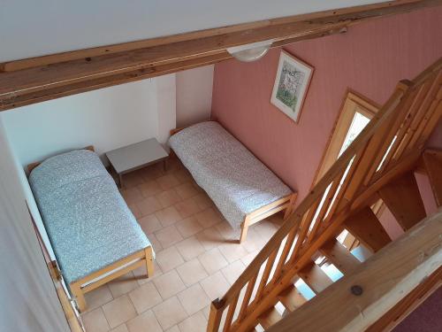 阿诺Refuge de Roncharel的阁楼间设有两张床和楼梯。