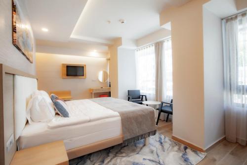 安塔利亚Old Town Point Hotel & Spa Antalya的配有一张床和一张书桌的酒店客房