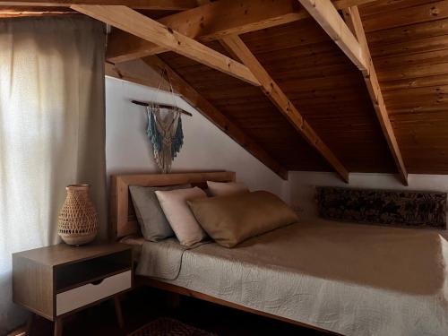 米纳Jordan River Village的木天花板的客房内的一张床位